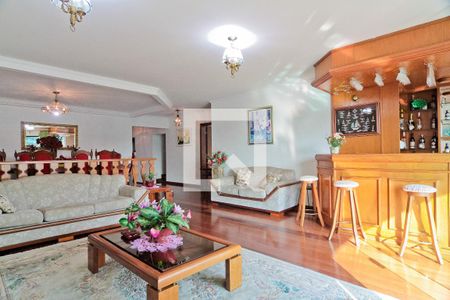Casa à venda com 777m², 5 quartos e 6 vagasSala