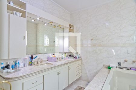 Casa à venda com 777m², 5 quartos e 6 vagasBanheiro da Suíte 2