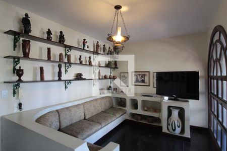 Casa à venda com 359m², 5 quartos e 5 vagasSala de TV