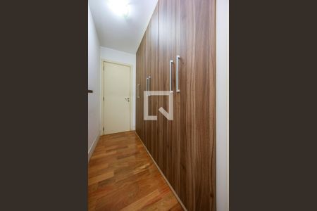 Apartamento à venda com 317m², 4 quartos e 4 vagas Apartamento à venda com 317m², 4 quartos e 4 vagasRoupeiro