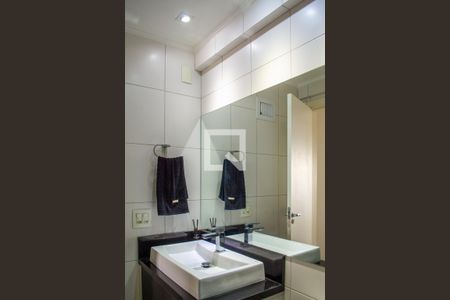 Banheiro suite de apartamento para alugar com 2 quartos, 60m² em Santo Antônio, Porto Alegre