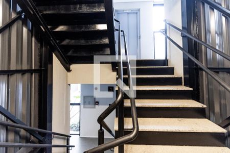 Studio para alugar com 28m², 1 quarto e sem vaga Studio para alugar com 28m², 1 quarto e sem vagaEscada do Andar