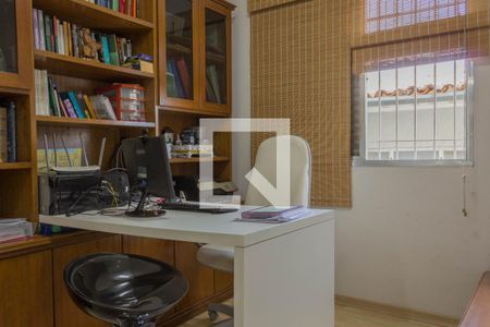 Casa à venda com 272m², 4 quartos e 2 vagas Casa à venda com 272m², 4 quartos e 2 vagasEscritório