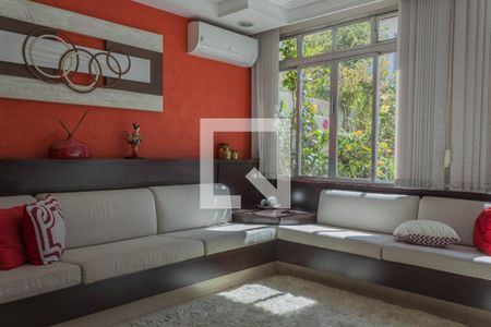 Casa à venda com 272m², 4 quartos e 2 vagas Casa à venda com 272m², 4 quartos e 2 vagasSala de TV