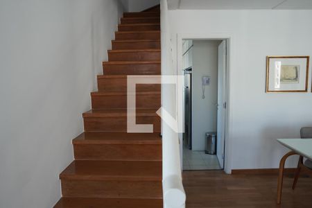 Apartamento para alugar com 184m², 2 quartos e 3 vagasEscada
