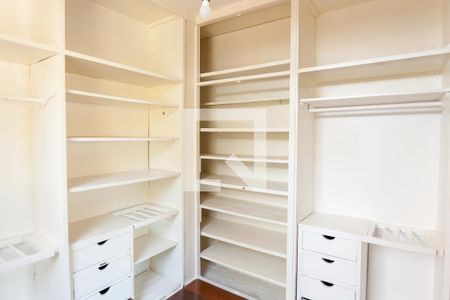 Casa de condomínio para alugar com 1200m², 3 quartos e 6 vagas Casa de condomínio para alugar com 1200m², 3 quartos e 6 vagasCloset da suíte