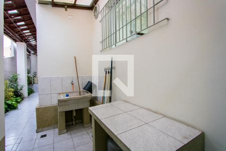 Casa à venda com 185m², 2 quartos e 2 vagasCorredor - Externo