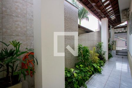 Casa à venda com 185m², 2 quartos e 2 vagasCorredor - Externo