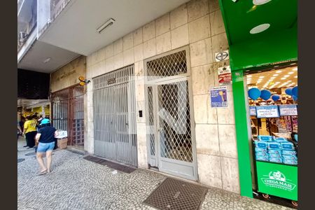 Apartamento à venda com 150m², 4 quartos e 1 vagaFachada com cartaz QA
