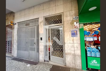 Apartamento à venda com 150m², 4 quartos e 1 vagaFachada com cartaz QA