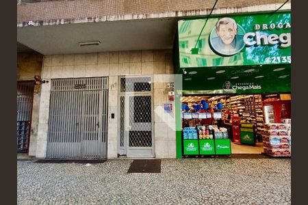 Apartamento à venda com 150m², 4 quartos e 1 vagaFachada com cartaz QA