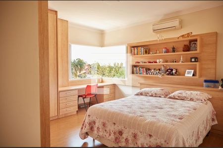 Casa de condomínio à venda com 550m², 4 quartos e 3 vagas Casa de condomínio à venda com 550m², 4 quartos e 3 vagasQuarto