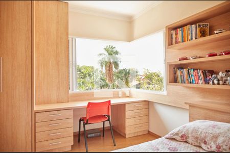 Casa de condomínio à venda com 550m², 4 quartos e 3 vagas Casa de condomínio à venda com 550m², 4 quartos e 3 vagasQuarto