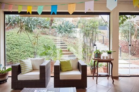 Casa de condomínio à venda com 550m², 4 quartos e 3 vagas Casa de condomínio à venda com 550m², 4 quartos e 3 vagasÁrea Externa