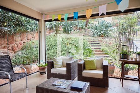 Casa de condomínio à venda com 550m², 4 quartos e 3 vagas Casa de condomínio à venda com 550m², 4 quartos e 3 vagasÁrea Externa