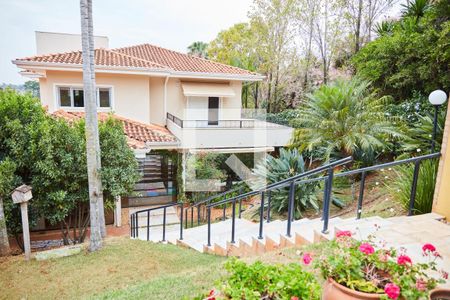 Casa de condomínio à venda com 550m², 4 quartos e 3 vagas Casa de condomínio à venda com 550m², 4 quartos e 3 vagasEscada