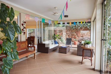 Casa de condomínio à venda com 550m², 4 quartos e 3 vagas Casa de condomínio à venda com 550m², 4 quartos e 3 vagasÁrea Externa