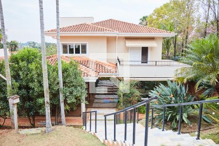 Casa de condomínio à venda com 550m², 4 quartos e 3 vagas Casa de condomínio à venda com 550m², 4 quartos e 3 vagasEscada