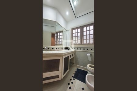 Casa de condomínio à venda com 400m², 4 quartos e 6 vagas Casa de condomínio à venda com 400m², 4 quartos e 6 vagasBanheiro da Suite 1