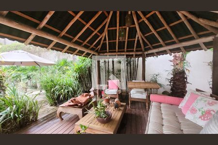 Casa de condomínio à venda com 400m², 4 quartos e 6 vagas Casa de condomínio à venda com 400m², 4 quartos e 6 vagasÁrea externa