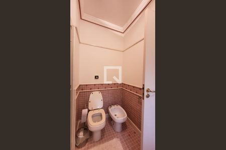 Casa de condomínio à venda com 400m², 4 quartos e 6 vagas Casa de condomínio à venda com 400m², 4 quartos e 6 vagasBanheiro da Suite 2