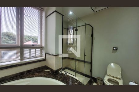 Casa de condomínio à venda com 400m², 4 quartos e 6 vagas Casa de condomínio à venda com 400m², 4 quartos e 6 vagasBanheiro da Suíte master