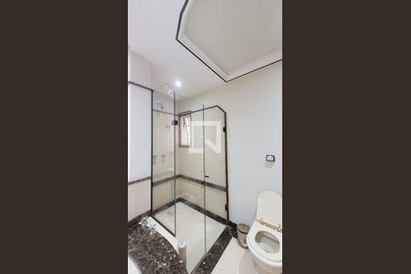 Casa de condomínio à venda com 400m², 4 quartos e 6 vagas Casa de condomínio à venda com 400m², 4 quartos e 6 vagasBanheiro da Suíte master