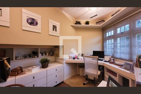 Casa de condomínio à venda com 400m², 4 quartos e 6 vagas Casa de condomínio à venda com 400m², 4 quartos e 6 vagasEscritório