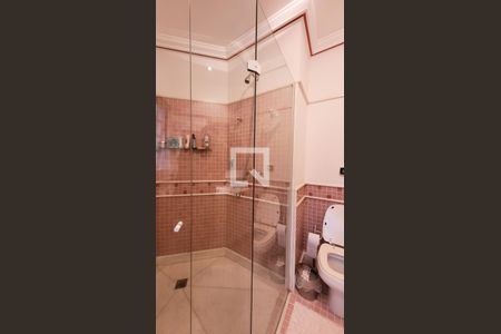 Casa de condomínio à venda com 400m², 4 quartos e 6 vagas Casa de condomínio à venda com 400m², 4 quartos e 6 vagasBanheiro da Suíte 2