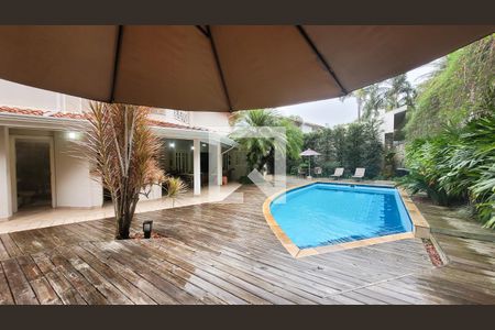 Casa de condomínio à venda com 400m², 4 quartos e 6 vagas Casa de condomínio à venda com 400m², 4 quartos e 6 vagasPiscina