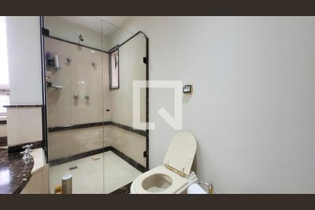 Casa de condomínio à venda com 400m², 4 quartos e 6 vagas Casa de condomínio à venda com 400m², 4 quartos e 6 vagasBanheiro da Suíte master