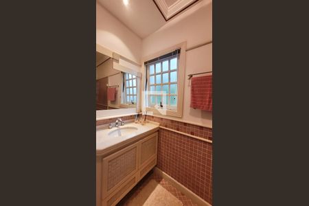 Casa de condomínio à venda com 400m², 4 quartos e 6 vagas Casa de condomínio à venda com 400m², 4 quartos e 6 vagasBanheiro da Suite 2