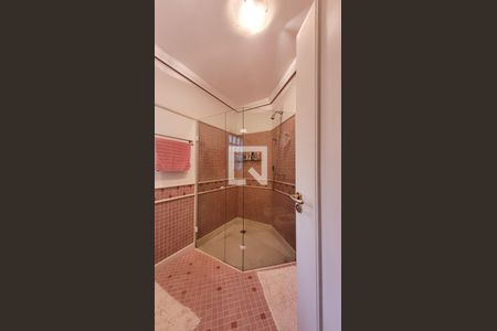 Casa de condomínio à venda com 400m², 4 quartos e 6 vagas Casa de condomínio à venda com 400m², 4 quartos e 6 vagasBanheiro da Suite 2