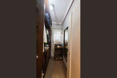 Casa de condomínio à venda com 400m², 4 quartos e 6 vagas Casa de condomínio à venda com 400m², 4 quartos e 6 vagasCloset da Suite 2