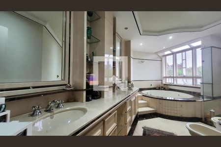 Casa de condomínio à venda com 400m², 4 quartos e 6 vagas Casa de condomínio à venda com 400m², 4 quartos e 6 vagasBanheiro da Suíte master