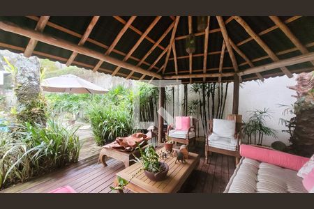 Casa de condomínio à venda com 400m², 4 quartos e 6 vagas Casa de condomínio à venda com 400m², 4 quartos e 6 vagasÁrea externa