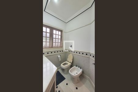 Casa de condomínio à venda com 400m², 4 quartos e 6 vagas Casa de condomínio à venda com 400m², 4 quartos e 6 vagasBanheiro da Suite 1