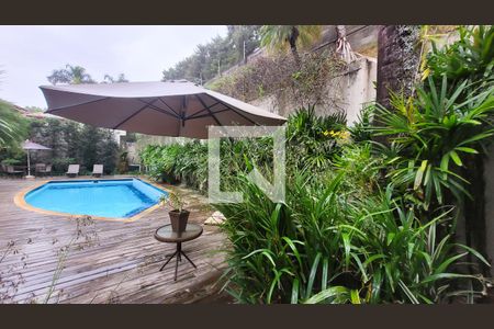 Casa de condomínio à venda com 400m², 4 quartos e 6 vagas Casa de condomínio à venda com 400m², 4 quartos e 6 vagasÁrea externa