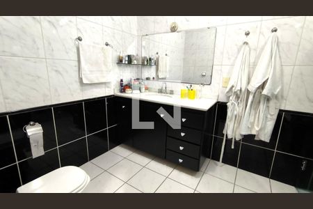 Casa à venda com 280m², 3 quartos e 2 vagas Casa à venda com 280m², 3 quartos e 2 vagasQuarto 1 - Banheiro