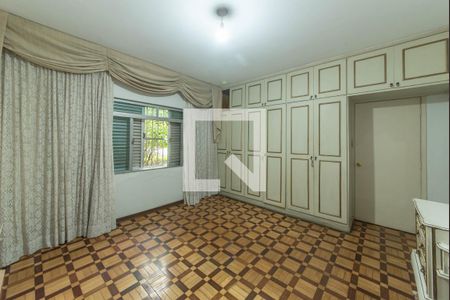 Casa à venda com 390m², 3 quartos e 3 vagas Casa à venda com 390m², 3 quartos e 3 vagasQuarto 1