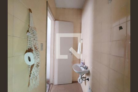 Casa à venda com 140m², 3 quartos e 2 vagasBanheiro na Área de Serviço