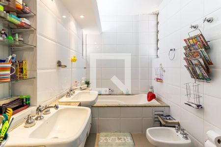 Apartamento à venda com 234m², 3 quartos e 2 vagas Apartamento à venda com 234m², 3 quartos e 2 vagasSuíte 1 - Banheiro
