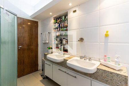 Apartamento à venda com 234m², 3 quartos e 2 vagas Apartamento à venda com 234m², 3 quartos e 2 vagasSuíte 1 - Banheiro
