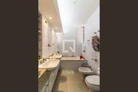 Apartamento à venda com 234m², 3 quartos e 2 vagas Apartamento à venda com 234m², 3 quartos e 2 vagasSuíte 1 - Banheiro