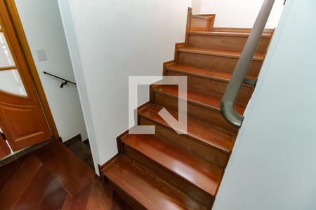 Escada acesso quartos de casa para alugar com 5 quartos, 250m² em Vila Sonia, São Paulo