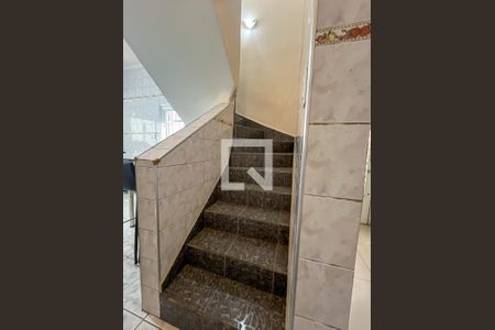 Casa para alugar com 179m², 3 quartos e 2 vagas Casa para alugar com 179m², 3 quartos e 2 vagasEscada