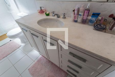 Casa de condomínio à venda com 210m², 4 quartos e 3 vagasBanheiro da Suíte 1