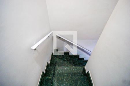 Casa de condomínio à venda com 125m², 3 quartos e 2 vagasEscada