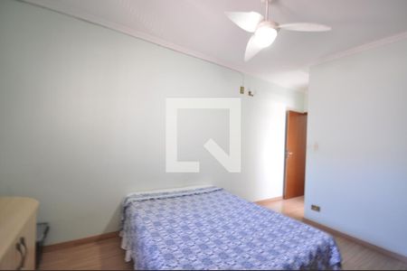 Casa à venda com 220m², 3 quartos e 4 vagasSuíte 2