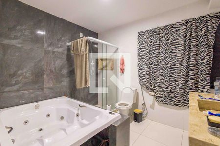 Casa à venda com 300m², 3 quartos e 5 vagasBanheiro da Suíte 2